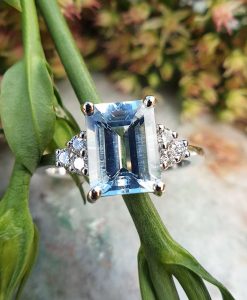 18ct White Gold Delicate Aquamarine & Diamond Ring