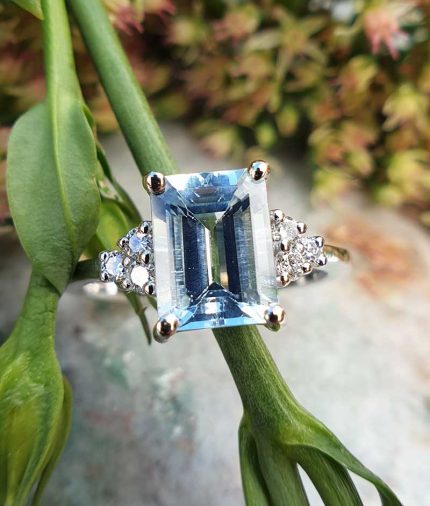 18ct White Gold Delicate Aquamarine & Diamond Ring