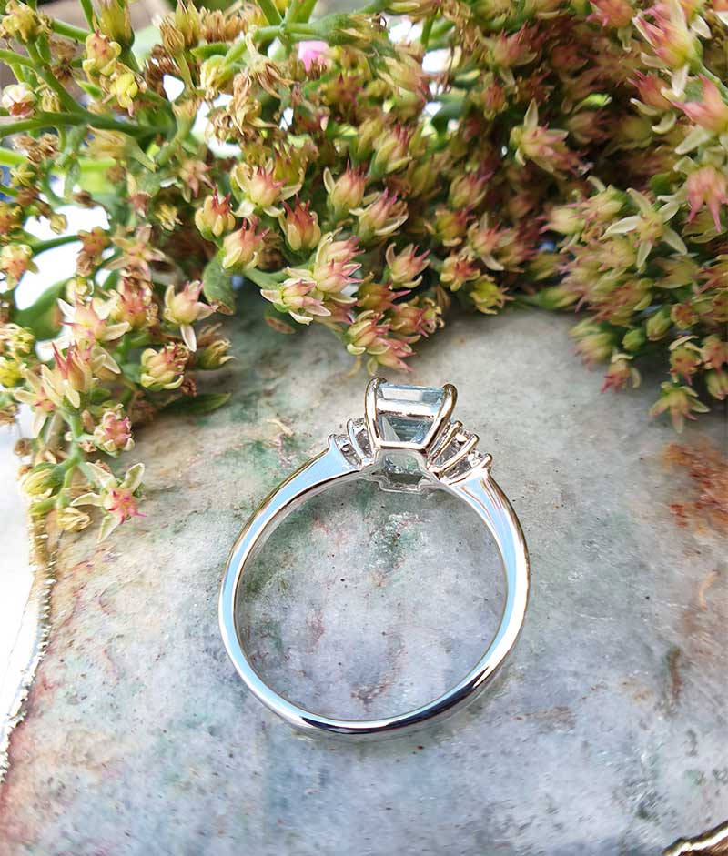 18ct White Gold Delicate Aquamarine Diamond Ring