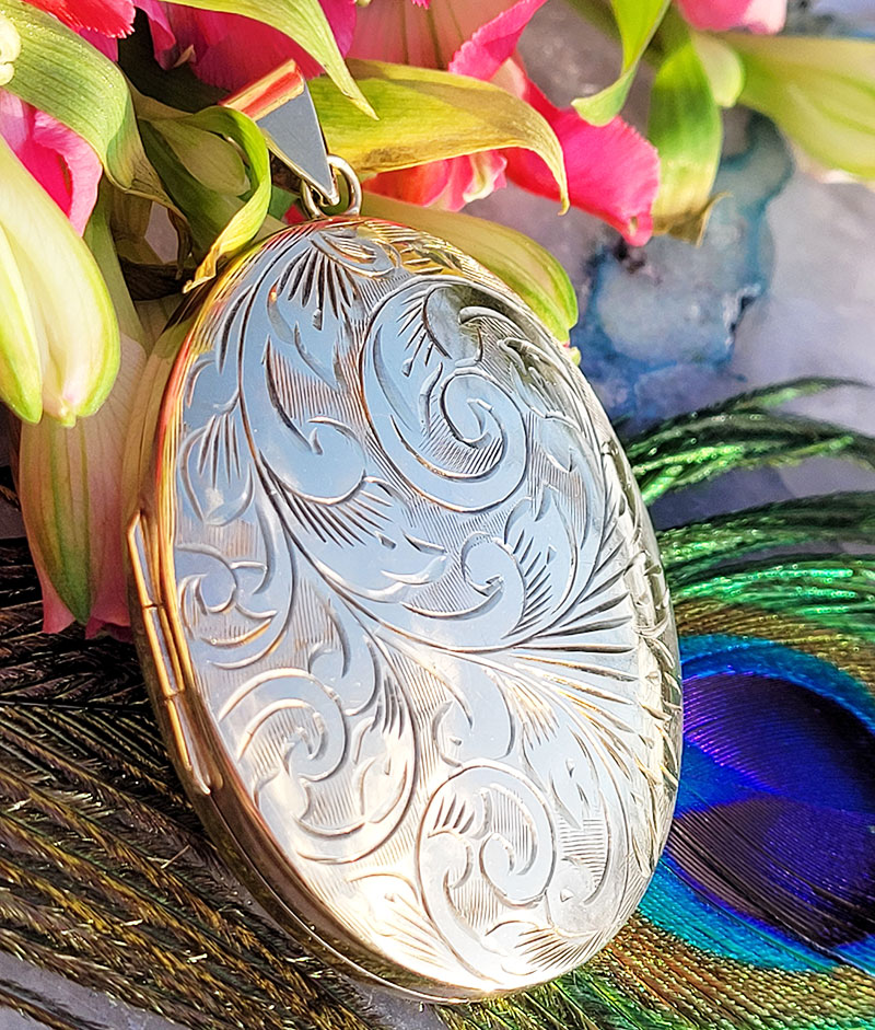 Vintage 9ct Yellow Gold Engraved Large Oval Locket from the 1970s