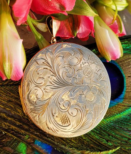 Vintage circular gold locket in 9ct gold Birmingham 1966