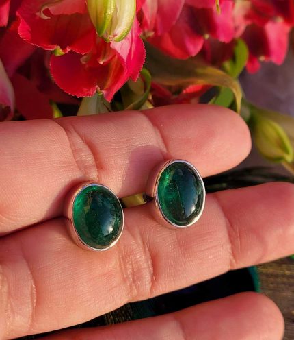 18ct white gold emerald stud earrings